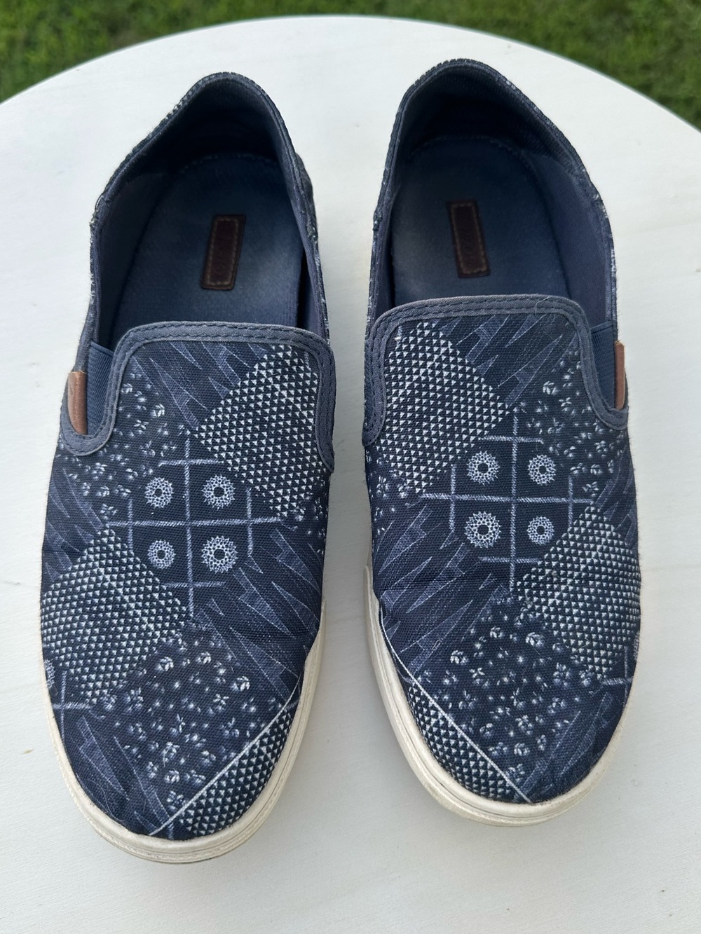 OluKai Nohea Women’s 8 Canvas Slip-On Shoes Navy Bandana Print